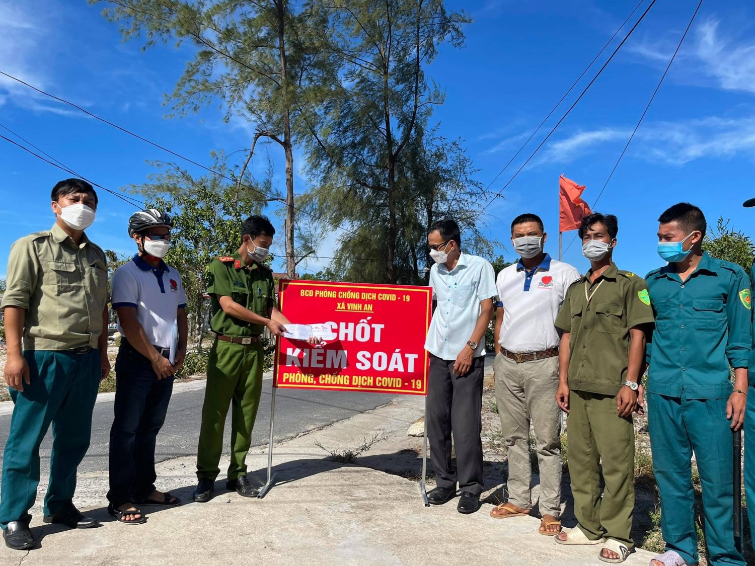 Hỗ trợ ban phòng chống Covid-19 Xã Vinh An(Đợt 4)