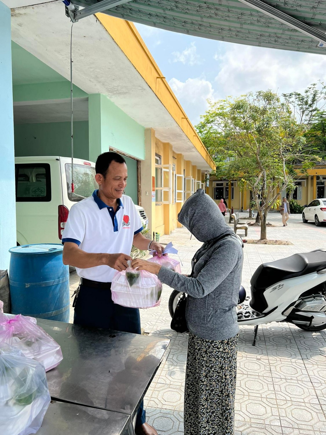 Phát cơm bệnh nhân nghèo ( Lần thứ 42)