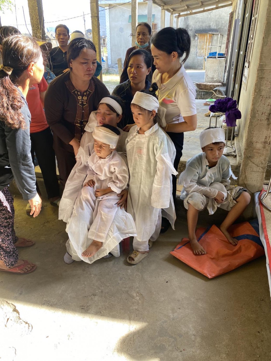 XIN ÁO QUAN VÀ CHI PHÍ LO HẬU SỰ CHO GIA ĐÌNH EM PHAN VĂN MINH  CÓ 3 CON THƠ DẠI