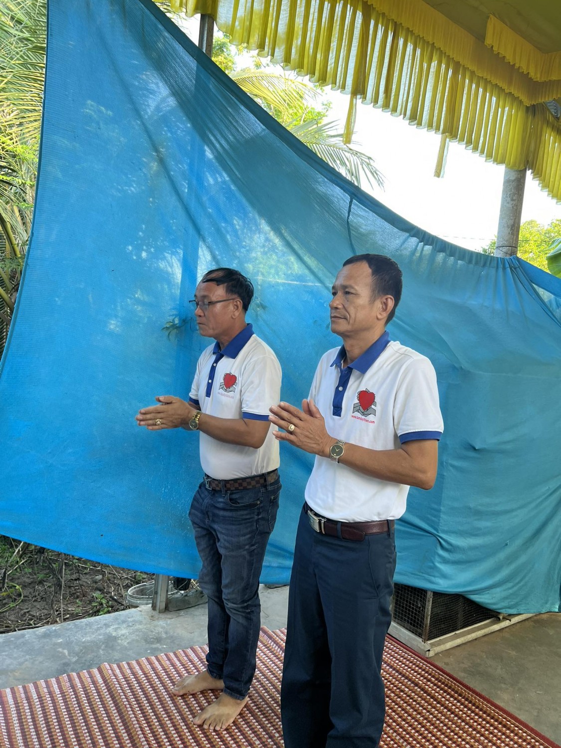 Thắp Hương anh Nguyễn Văn Linh( Vinh Hưng)